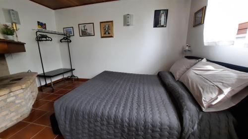 - une chambre avec un lit dans l'établissement Casa Masciò, 