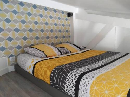 un lit avec deux oreillers dessus dans une chambre dans l'établissement Charmant studio hypercentre, à Rouen