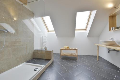 ein Badezimmer mit einer Badewanne und einem Waschbecken in der Unterkunft Weingut Zuschmann-Schöfmann in Martinsdorf