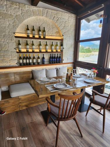 una sala de degustación con una mesa con botellas de vino en HOTEL ANSEL, en Berat