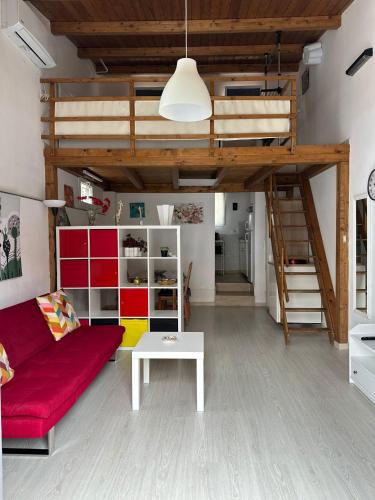 uma sala de estar com um sofá vermelho e um loft em Cami s holidays home mare em Catânia