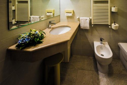 La salle de bains est pourvue d'un lavabo et de toilettes. dans l'établissement Hotel Baviera, à Sottomarina