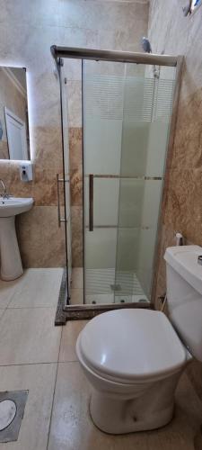 Koupelna v ubytování Raqeem Hotel
