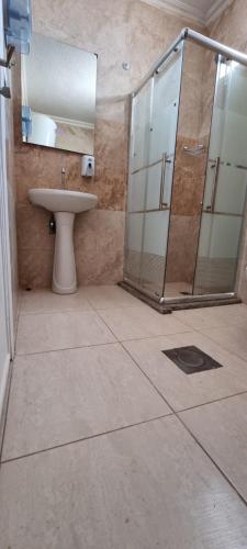 Koupelna v ubytování Raqeem Hotel