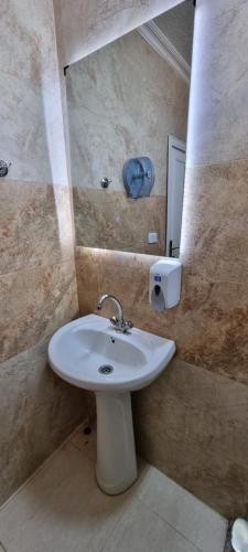 Koupelna v ubytování Raqeem Hotel