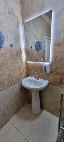 Koupelna v ubytování Raqeem Hotel
