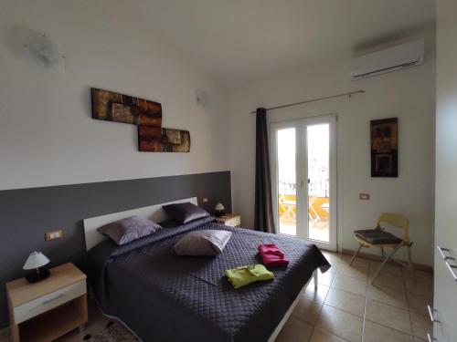 ein Schlafzimmer mit einem Bett mit zwei Taschen darauf in der Unterkunft Casa Vacanze - Villa San Pietro in Villa San Pietro