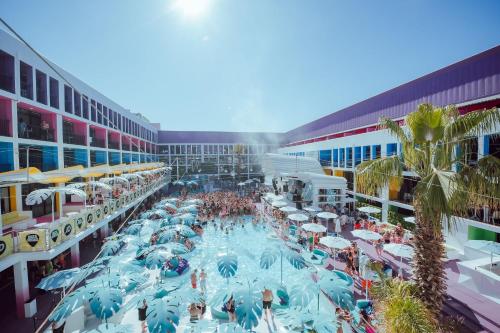 una piscina en un hotel con gente dentro en Ibiza Rocks Hotel - Adults Only, en San Antonio