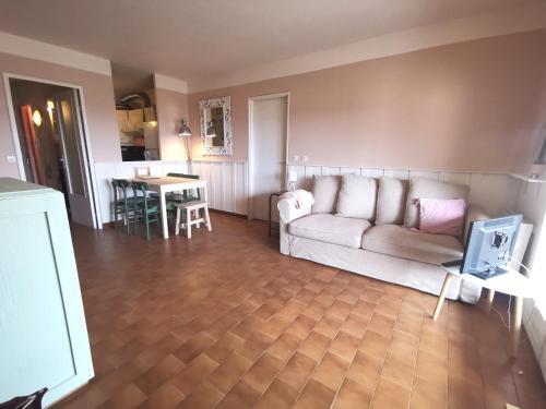 un salon avec un canapé et une table dans l'établissement Appartement Vue Mer La Ciotat, à La Ciotat