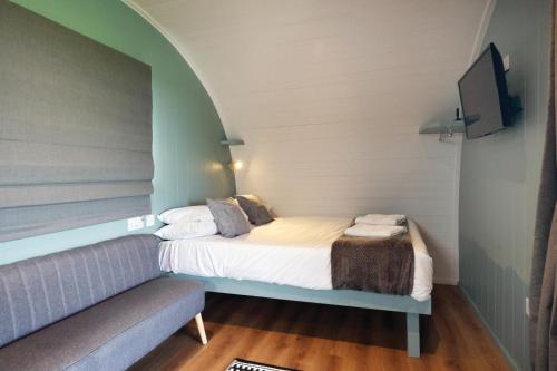Llit o llits en una habitació de Ocean View 3 - 1 Bedroom Modern Pod - Llanrhidian