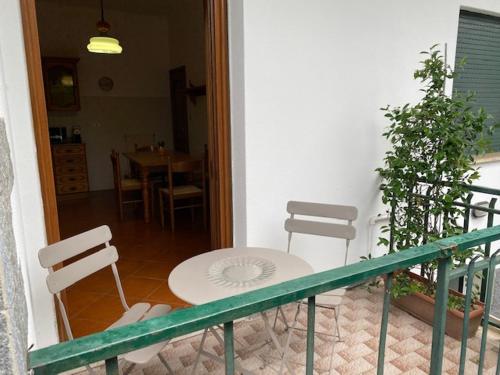balcón con mesa y 2 sillas en Da Gianni al Mare, en Lavagna