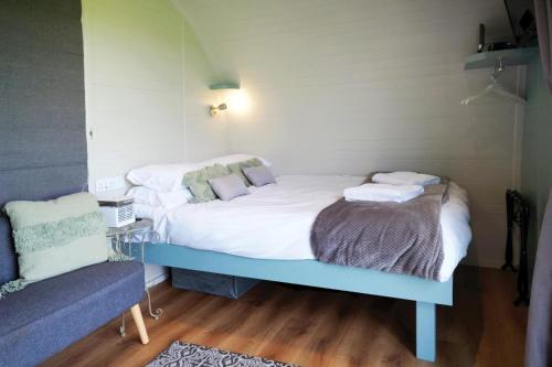 1 Schlafzimmer mit 2 Betten und einem blauen Tisch in der Unterkunft Ocean View 4 - 1 Bedroom Modern Pod - Llanrhidian in Llanrhidian