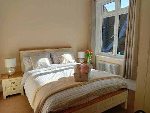 Un dormitorio con una cama grande y una ventana en Catherine Street Apartments en Salisbury