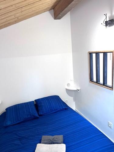 - une chambre avec un lit bleu et une fenêtre dans l'établissement Magnifique appartement avec terrasse Roof-Top, à Saint-Étienne