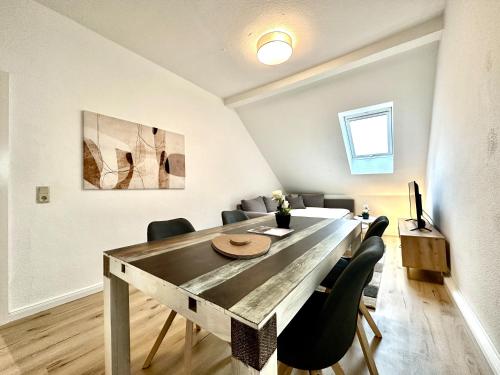 comedor con mesa y sillas en Zentral gelegene DG-Wohnung mit 4 Schlafzimmern, en Eisenach