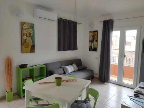 ein Wohnzimmer mit einem Sofa und einem Tisch in der Unterkunft Casa Vacanze - Villa San Pietro in Villa San Pietro