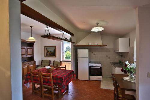eine Küche und ein Esszimmer mit einem Tisch, einem Tisch und Stühlen in der Unterkunft Mamaamelia in Levanto