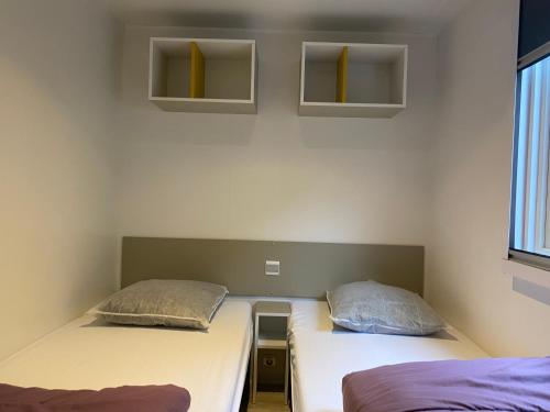 Ліжко або ліжка в номері Mobile home Premium 24m² 2 chambres