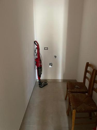 una stanza con un aspirapolvere rosso in una parete di da nonna melina a Licata