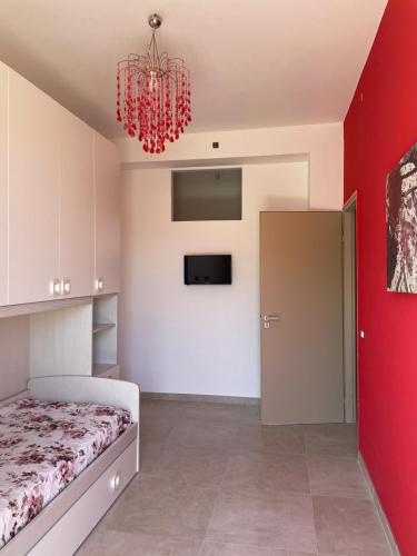 una camera con letto e parete rossa di da nonna melina a Licata