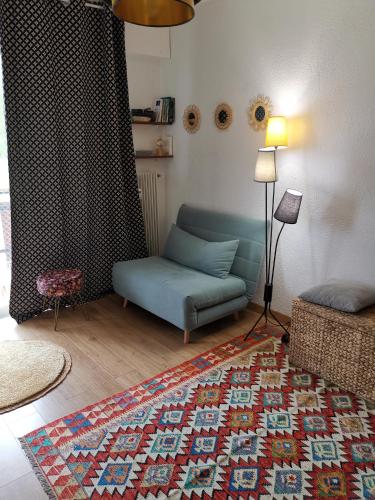 Péone的住宿－Alpazur-studio départ pistes，带沙发和地毯的客厅