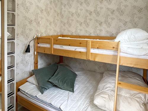 kilka łóżek piętrowych w pokoju w obiekcie Holiday home SÖLVESBORG XVI w mieście Sölvesborg