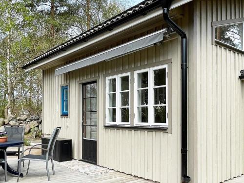 un edificio con un patio con mesa y sillas en 3 person holiday home in SÖLVESBORG-By Traum, en Sölvesborg