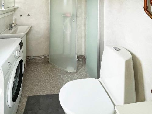 W łazience znajduje się toaleta i przeszklony prysznic. w obiekcie Holiday home SÖLVESBORG XVI w mieście Sölvesborg