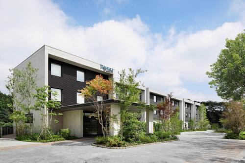 ein Bürogebäude mit einer schwarz-weißen Fassade in der Unterkunft Fairfield by Marriott Tochigi Utsunomiya in Utsunomiya