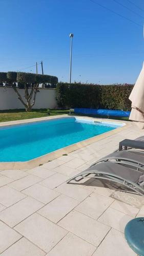 La alberca dentro o cerca de Studio neuf avec acces piscine