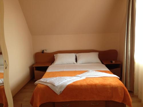 a bedroom with a bed with two towels on it at Casa Mario in 2 Mai
