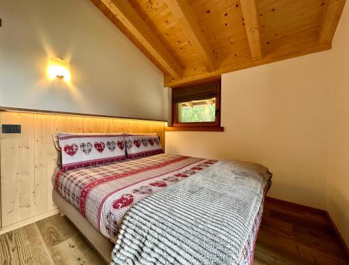 sypialnia z łóżkiem w pokoju w obiekcie Alpine Escape 1 w mieście Bormio