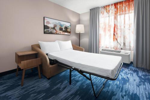 Pokój szpitalny z łóżkiem i oknem w obiekcie Fairfield Inn & Suites Denver Airport w mieście Denver