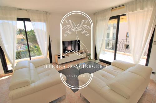 uma sala de estar com dois sofás brancos e um espelho em Grand standing tout confort centre-ville Hyères em Hyères
