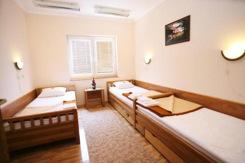 a room with a row of beds in at Trim Apartments in Zlatibor