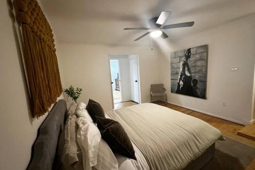 Llit o llits en una habitació de Crown Heights Charmer with private backyard access
