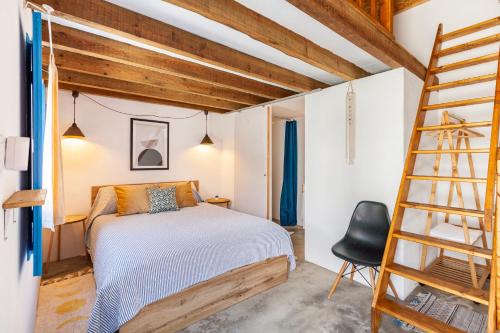 Ένα ή περισσότερα κρεβάτια σε δωμάτιο στο Bloomoon House