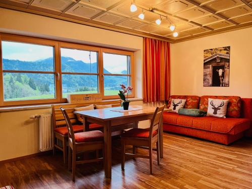 een woonkamer met een tafel en een bank bij Ferienwohnung Buchau in Fieberbrunn