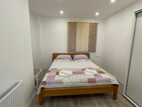 1 dormitorio con 1 cama en una habitación en Alegro, en Mostar