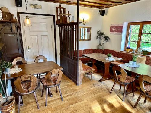 ein Esszimmer mit Holztischen und -stühlen in der Unterkunft Pension Steakhaus Füssen in Füssen