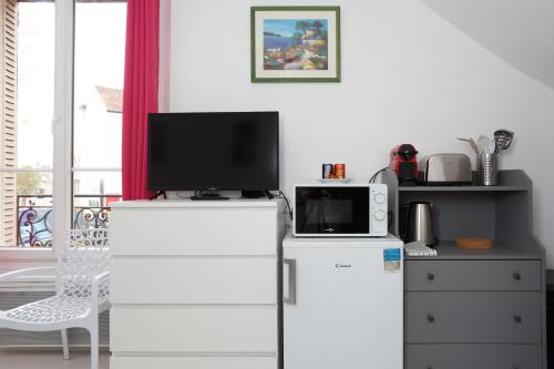 Televisyen dan/atau pusat hiburan di Bourget RER chambre 1er étage gauche