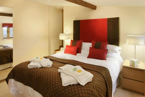 Una habitación de hotel con una cama con toallas. en Meadow Byre en Little Dean