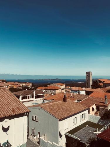 een luchtzicht op een stad met daken bij Appartamento di Egidio in San Pasquale