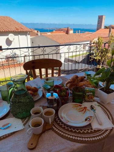 een tafel met borden eten op een balkon bij Appartamento di Egidio in San Pasquale