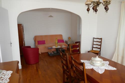 un salon avec une table et une salle à manger dans l'établissement L'acacia du Rouergue, à La Rouquette