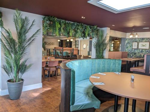 - une salle à manger avec une table et des chaises dans l'établissement Shorefield Country Park Self-Catering Holiday Home, à Lymington