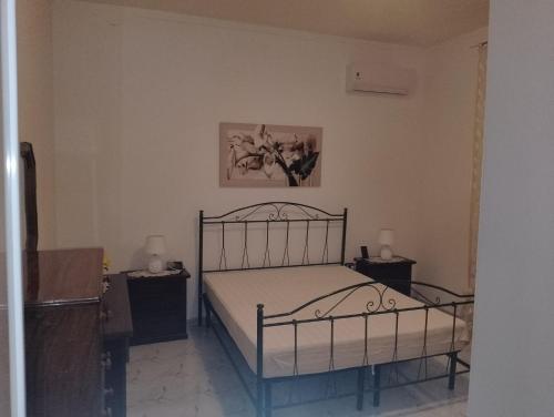 - une chambre avec un lit et une peinture murale dans l'établissement Villetta Carmelo, à San Pietro in Bevagna