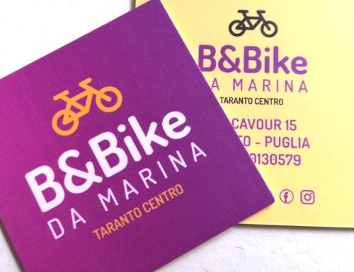 um bilhete roxo para um motoqueiro sarmaarmaarmaarmaarmaarmaarmaarmaarma em Casa B&Bike Da Marina bike-friendly em Taranto