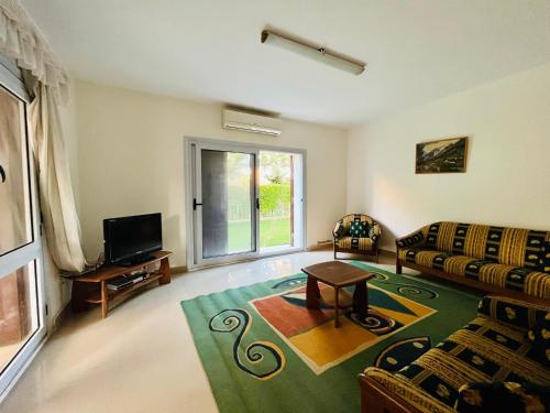 Μια τηλεόραση ή/και κέντρο ψυχαγωγίας στο Amoon village North coast قرية امون السياحية الساحل الشمالي