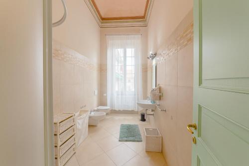 y baño con aseo y lavamanos. en B&B Bernini, en Finale Ligure